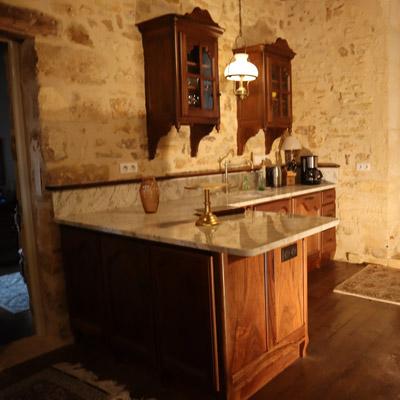 <h2>Cuisine modèle inspiration Louis XV</h2>Rustique en bois de noyer massif coloris noyer clair vernis mat.